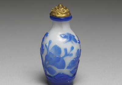 图片[2]-Blue-on-white glass overlay snuff bottle with a flower-and-butterfly design, Qianlong reign (1735-1796), Qing dynasty-China Archive